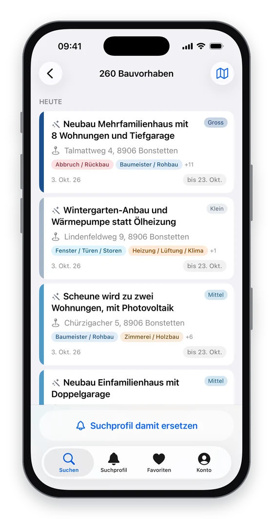 Die App: Trefferliste mit Gewerke-Etiketten und dahinter ein Baugesuch im Detail mit Karte